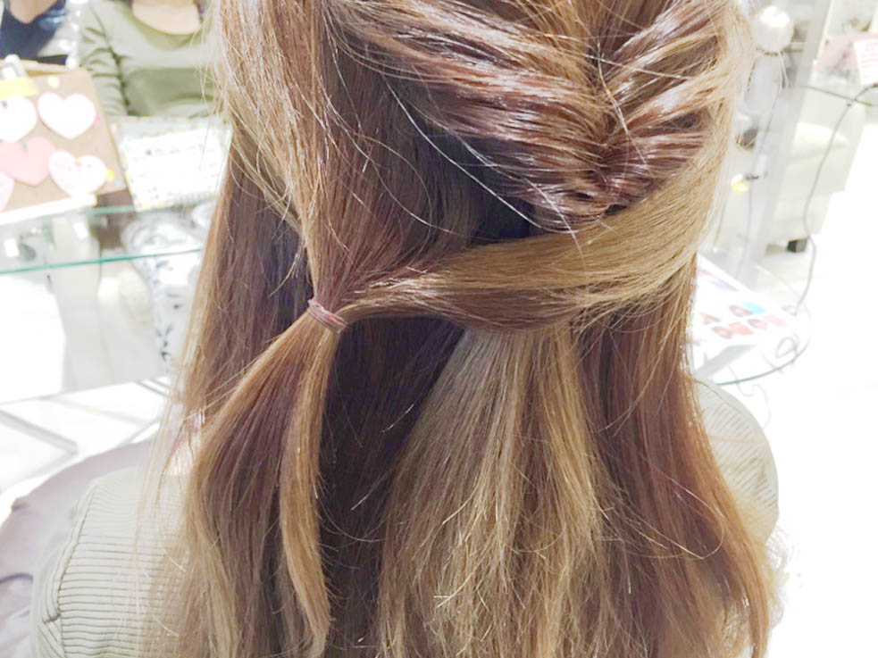 ヘアゴム3本とネジピン1本を用意したらアレンジスタート♪