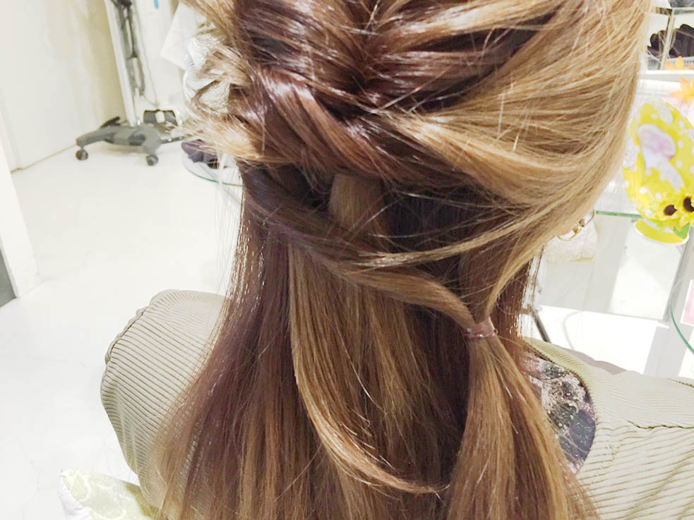 ヘアゴム3本とネジピン1本を用意したらアレンジスタート♪