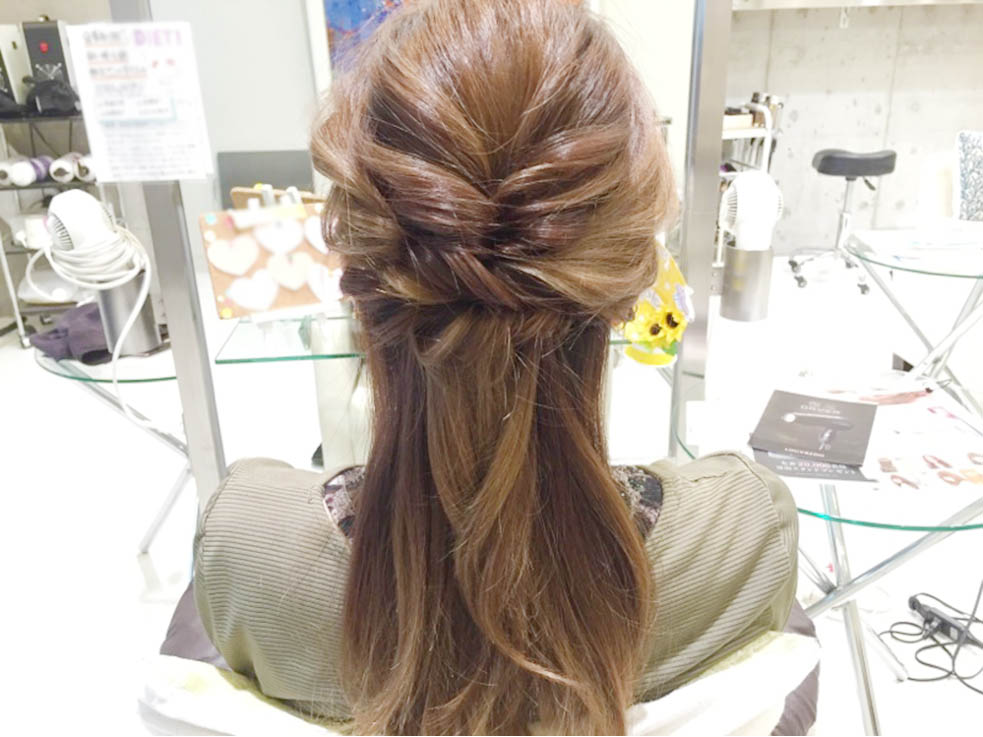 ヘアゴム3本とネジピン1本を用意したらアレンジスタート♪