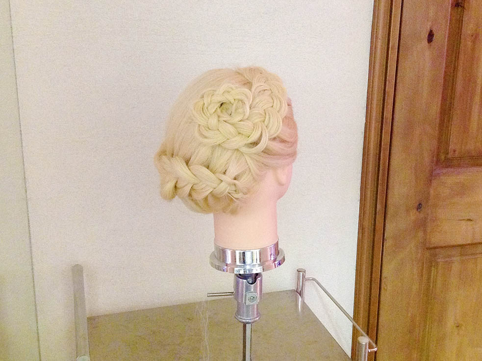片編み込みだけで作る、大きな薔薇アレンジがカワイイ