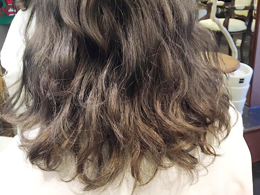 ⒈波ウェーブに巻き、髪全体に軽くwaxを付ける