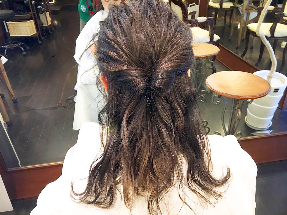 2.耳より上の髪を結んで、くるりんぱ