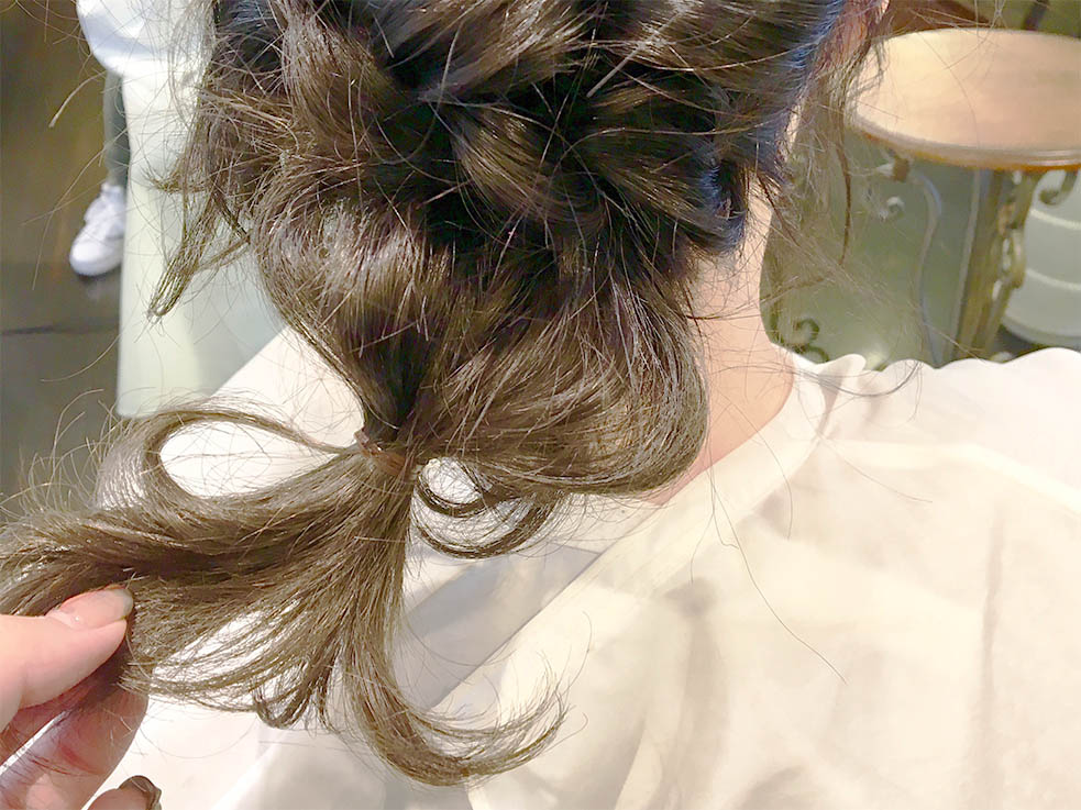 4.くるりんぱの毛先をヘアゴムで結ぶ