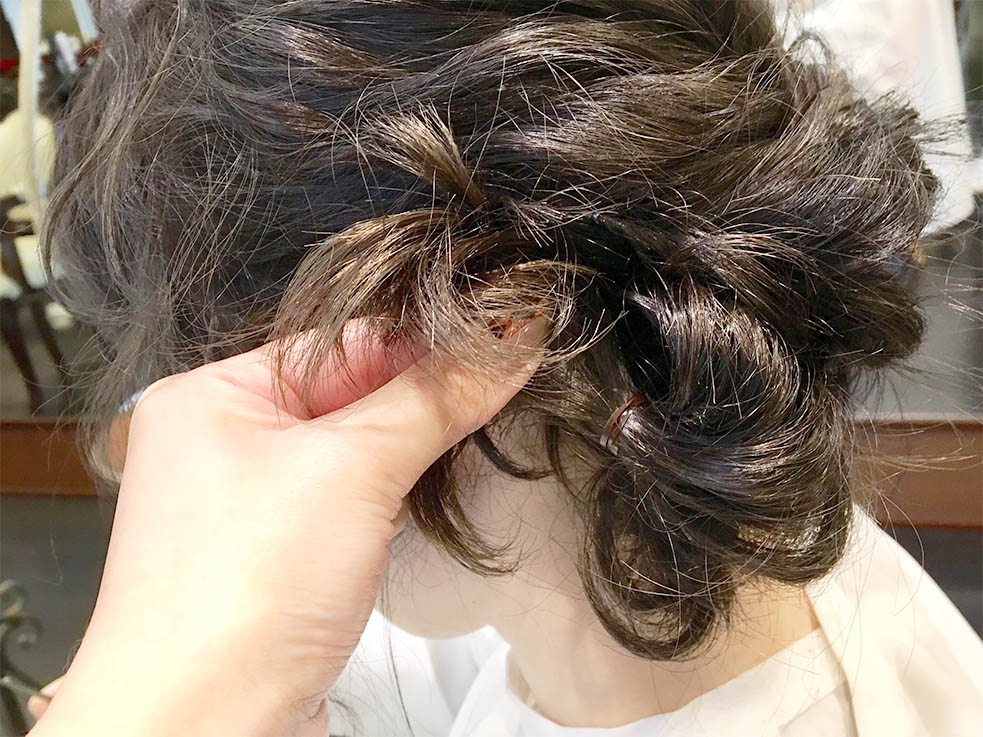 5.ヘアゴムが見えないように左上でピニングすると、簡単にアップスタイルに