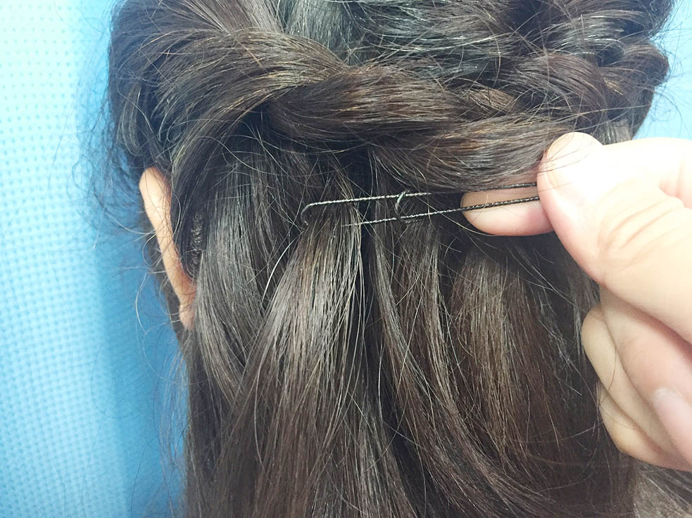 6.毛束に通したUピンを結び目のUピンに通してちょうちょ結びを作って完成