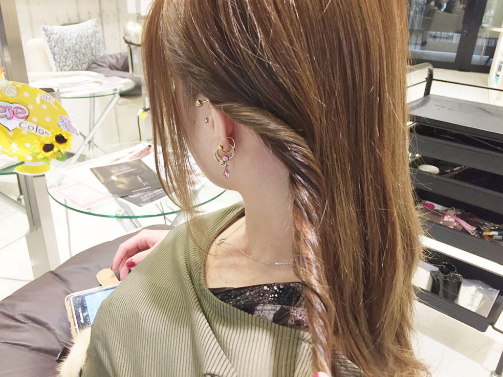 左サイドの髪をしっかりネジリーナ♪ 毛束をねじっていきます。