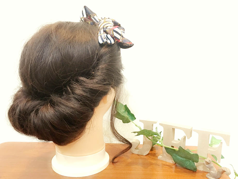 友達とのお出掛けやデートでも大活躍!!レトロスカーフアレンジ