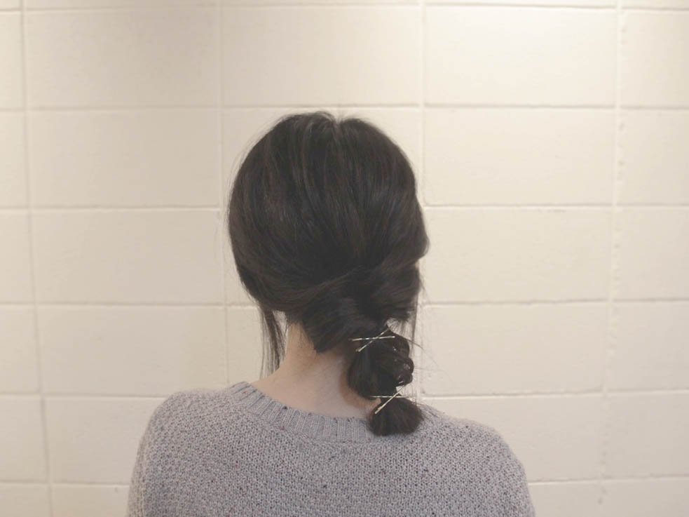 ヘアゴムのところに金ピンを×印に付けてアクセントを