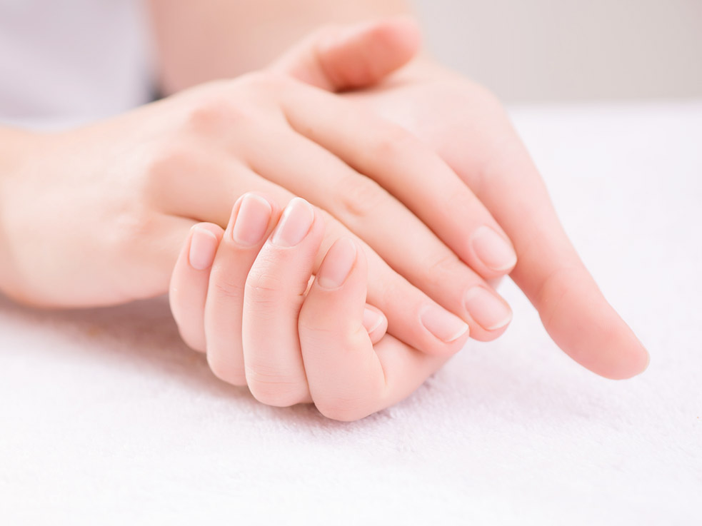 乾燥する手荒れからきれいな手と爪に!潤う保湿ハンドケア方法
