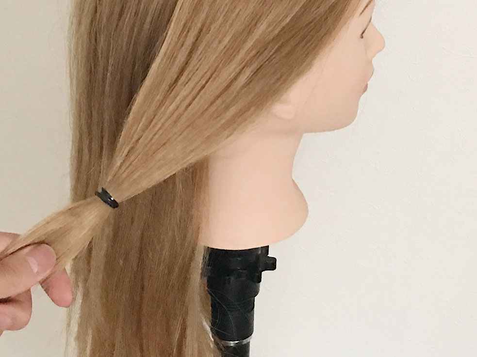 結んでねじるだけで完成!フィッシュボーン風ポニーテール