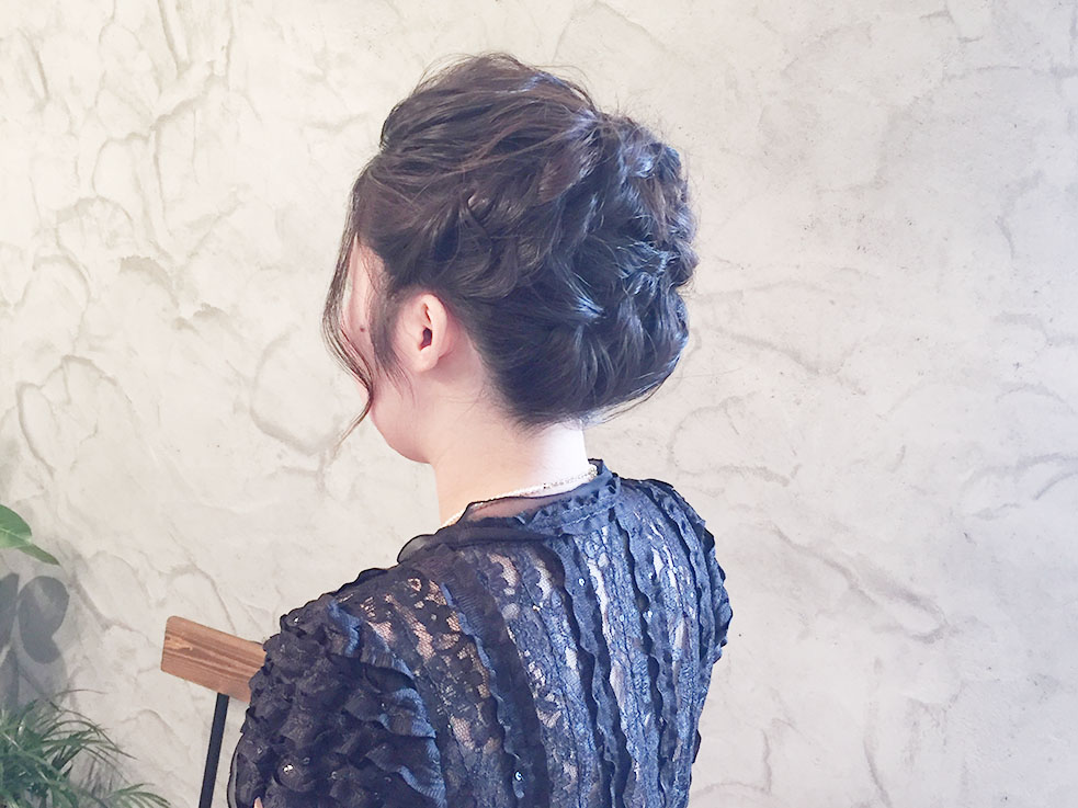自分の髪で作ったお花でかわいさ演出♪お団子ヘアアレンジ