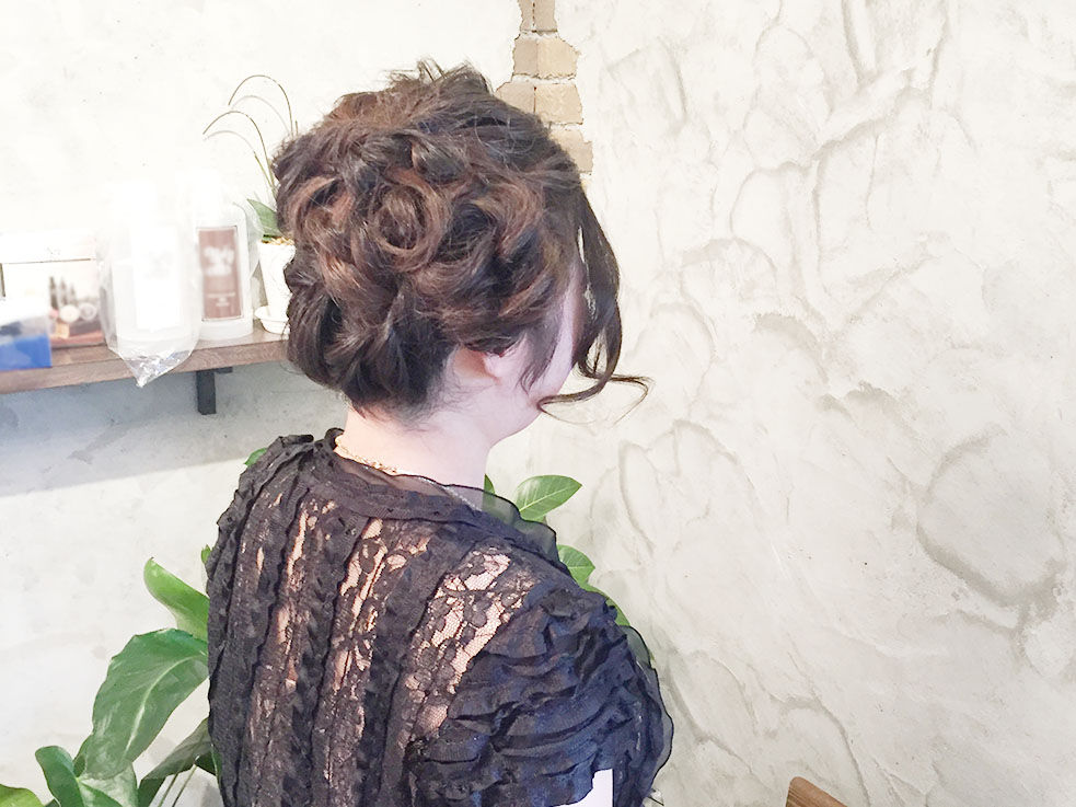 パーティー向け!フラワーシニヨンヘアアレンジの作り方