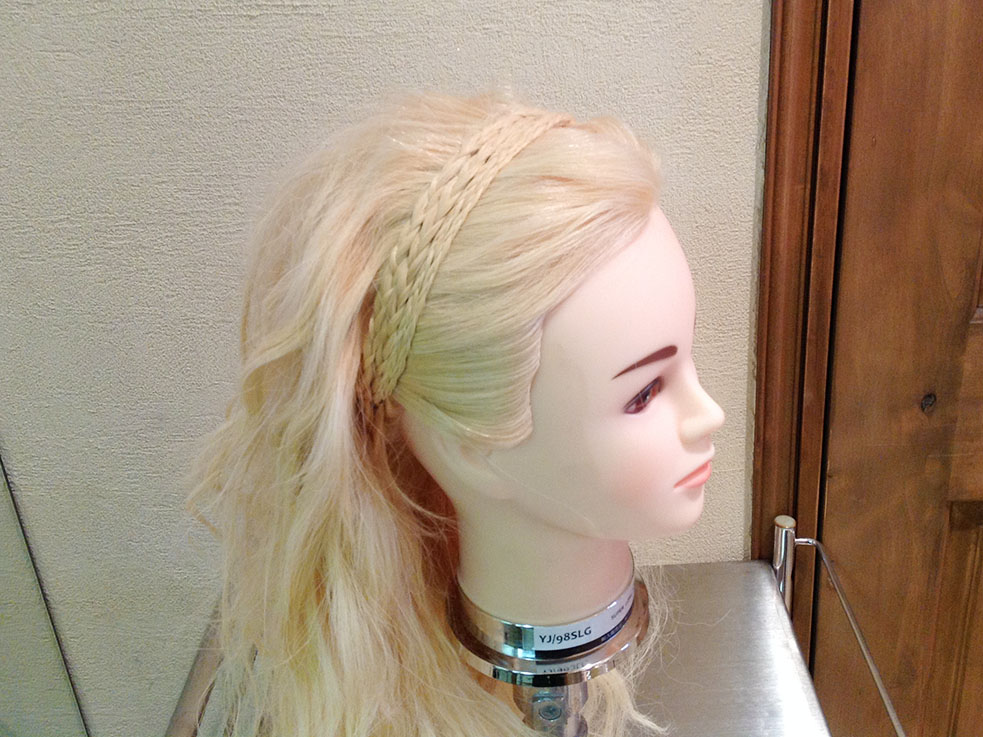 セルフアレンジでできる!カチューシャ風三つ編みヘアアレンジ