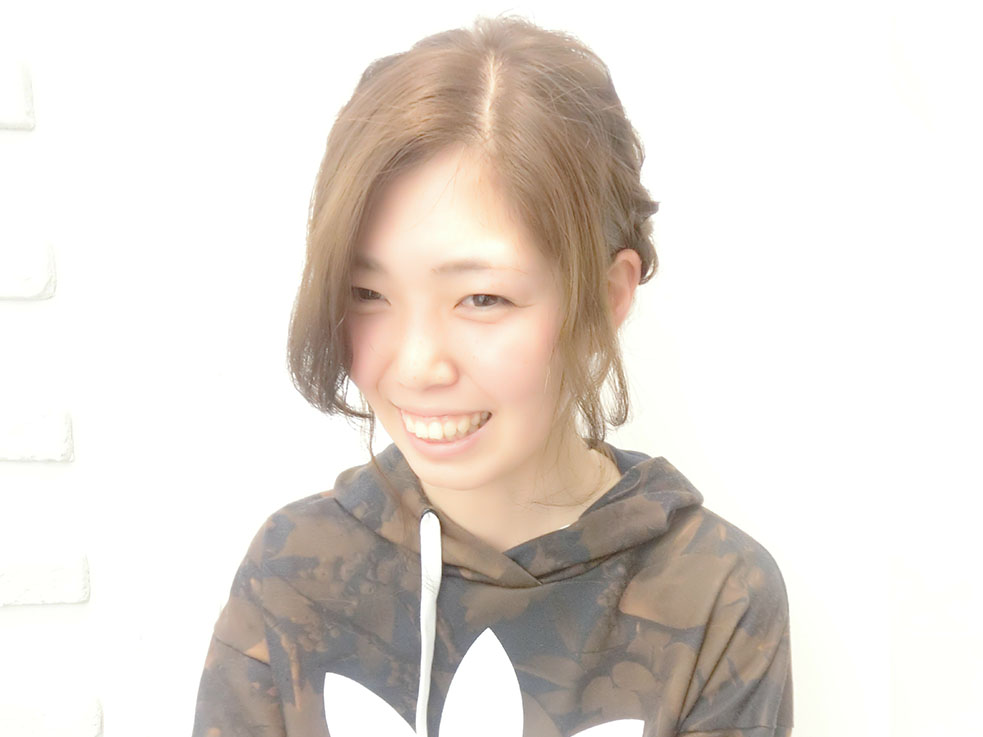 おでこ見せで大人っぽく!顔周りは巻いて、ニュアンス演出!