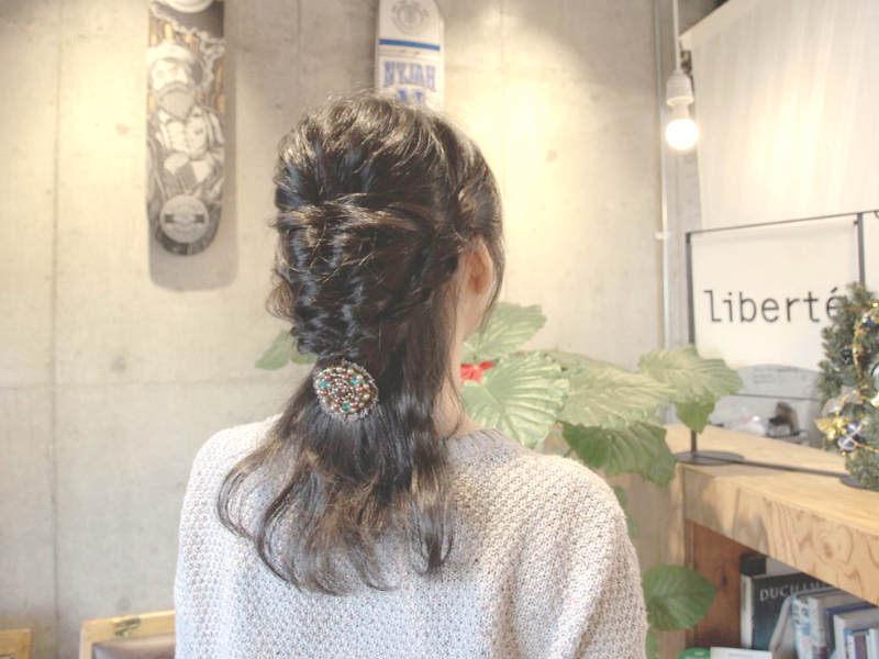 ミディアムヘア向け愛されヘアアレンジ!2段くるりんぱで作るハーフアップアレンジ