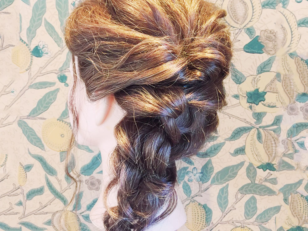 ロングの人にオススメ!大人ダウンヘアで上品レディーな印象に