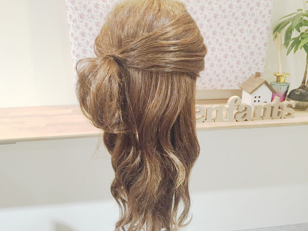 ヘアゴム2つでできるハーフアップアレンジの作り方をご紹介!