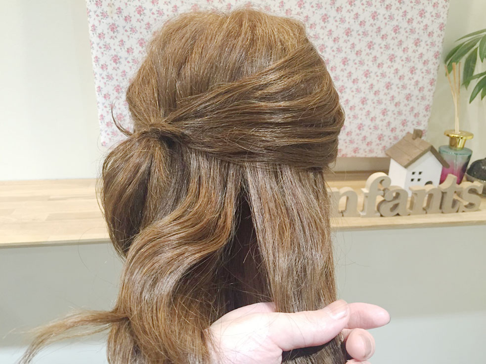 ヘアゴム2つでできるハーフアップアレンジの作り方をご紹介!