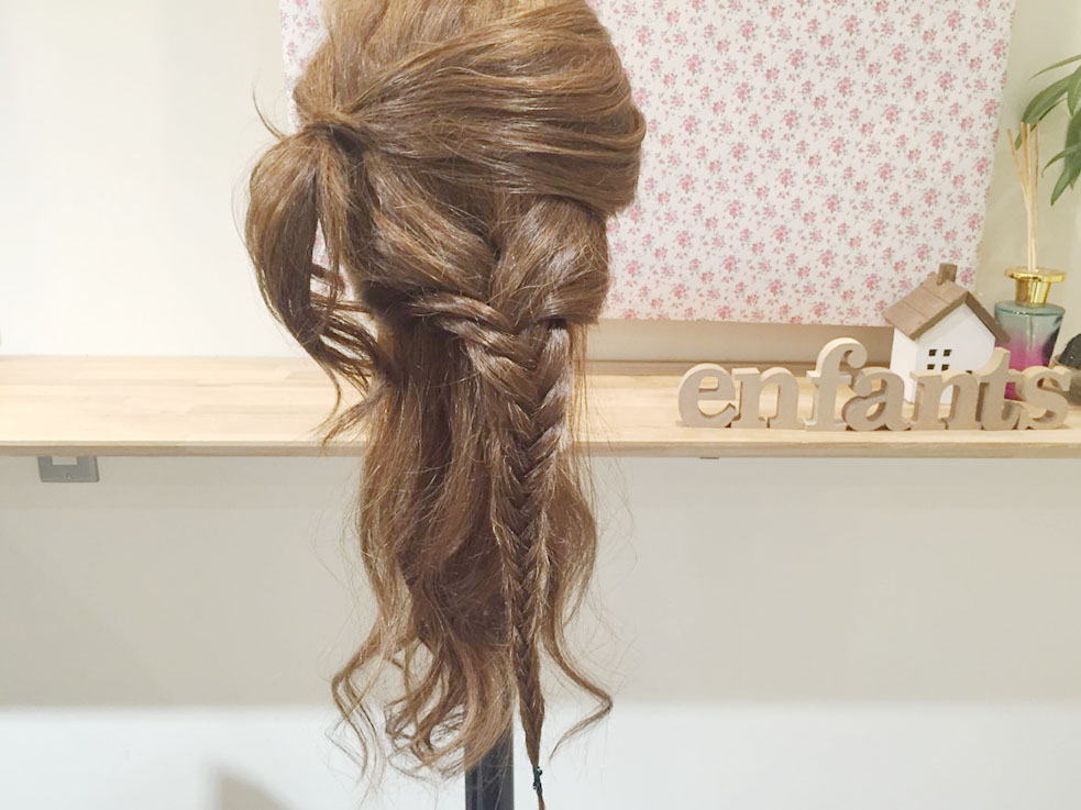 ヘアゴム2つでできるハーフアップアレンジの作り方をご紹介!