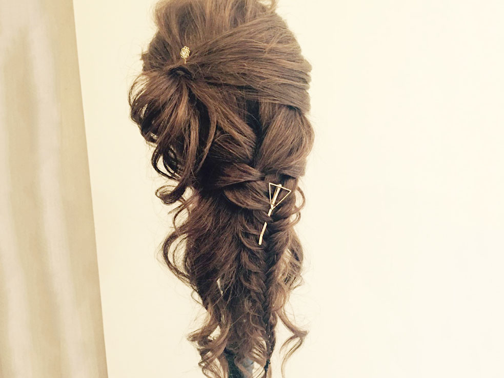 三つ編みで作ってもOK!さらに編み目にヘアアクセを付けると◎!