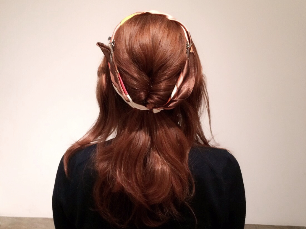 不器用さんでもOK!スカーフを使った簡単ゆるアップヘアのやり方