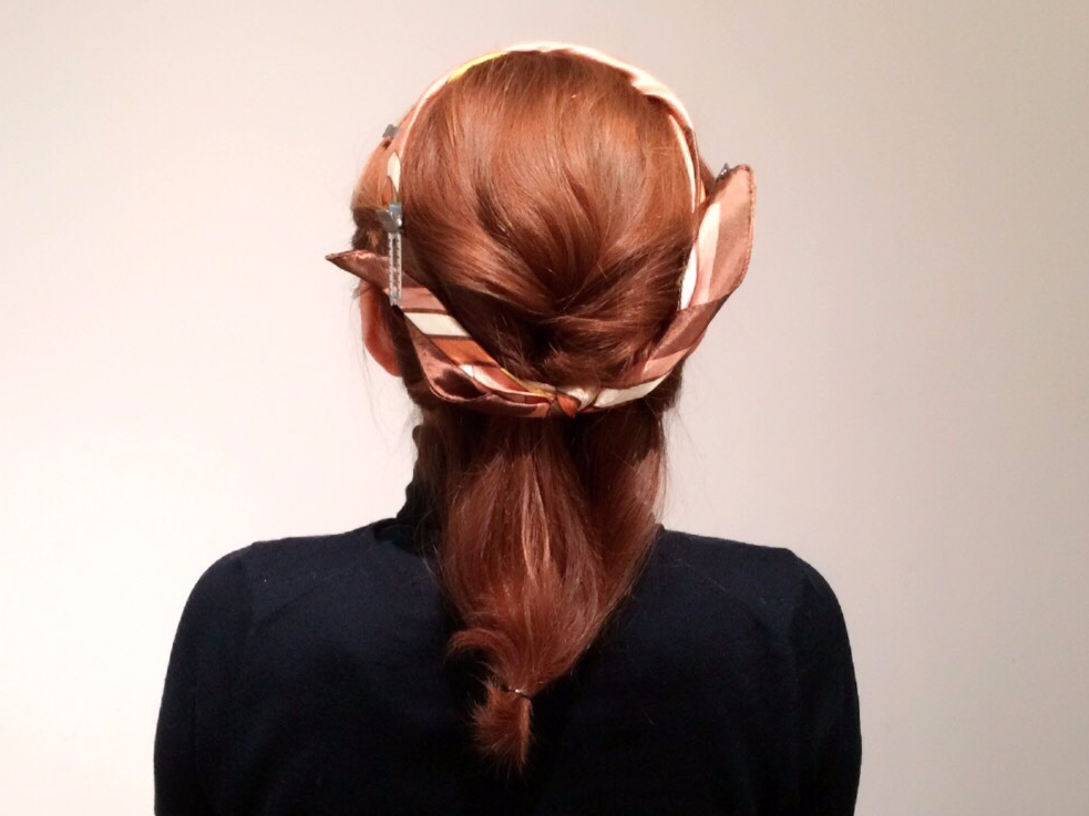 不器用さんでもOK!スカーフを使った簡単ゆるアップヘアのやり方