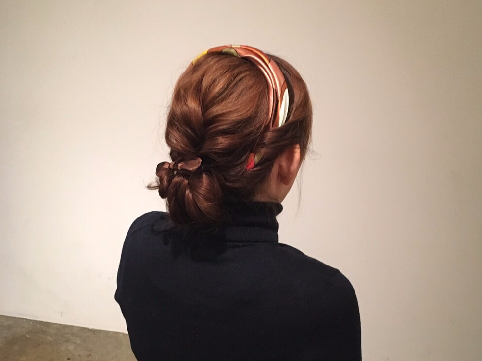 不器用さんでもOK!スカーフを使った簡単ゆるアップヘアのやり方