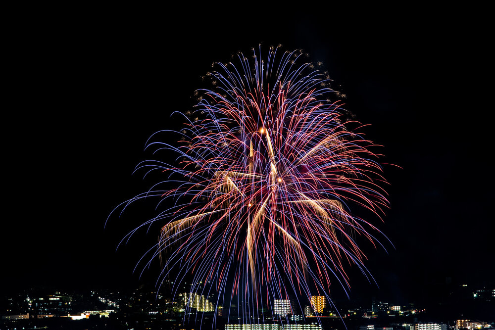 夜空に打ち上がる花火