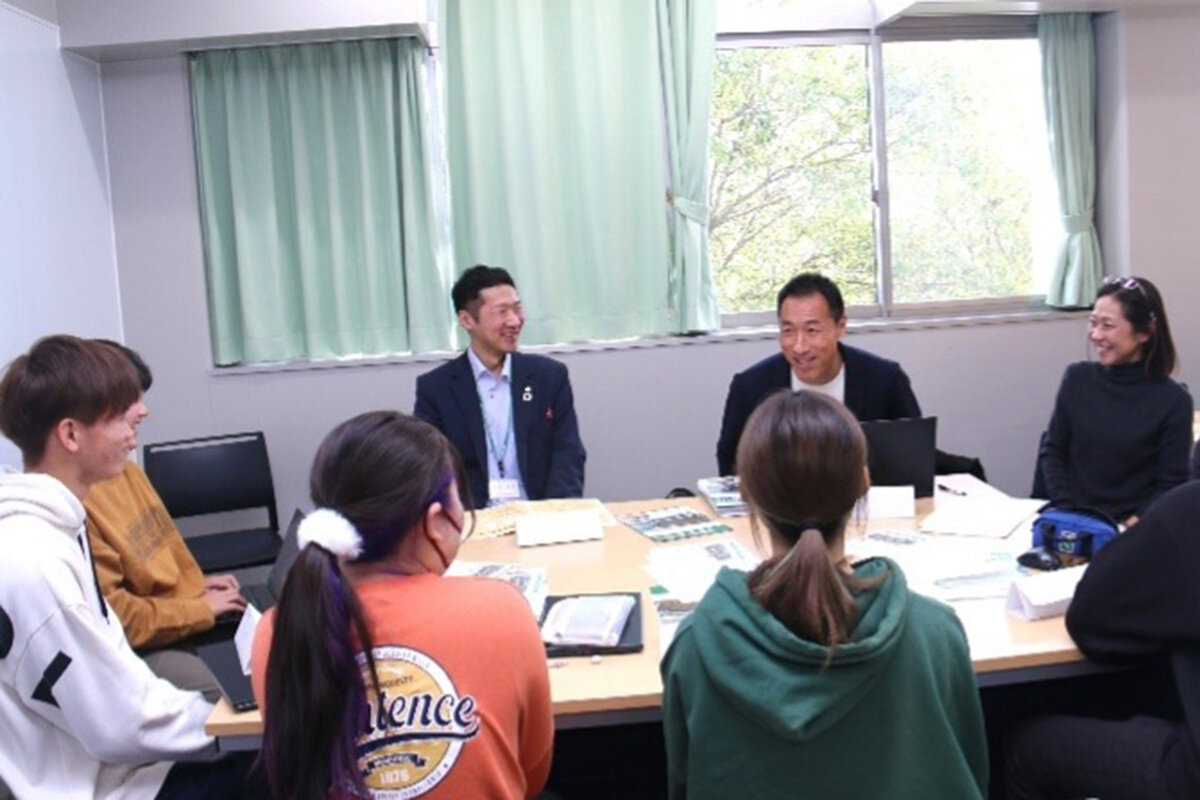 木製バリケードで、環境も街も救う。学生のアイディアから生まれた「森のスタンド」