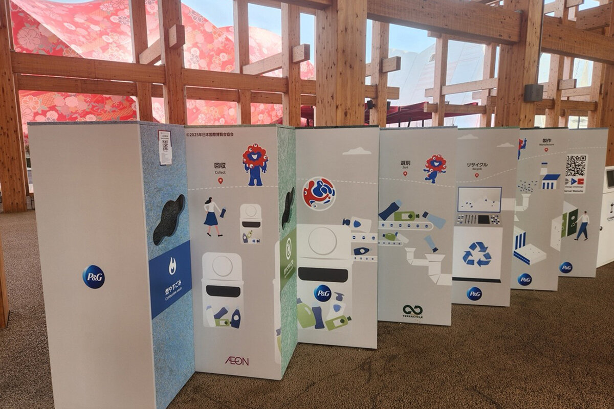 おくすりシートをアップサイクルして作られた壁掛け時計。おくすりシートらしい風合いが残っている。