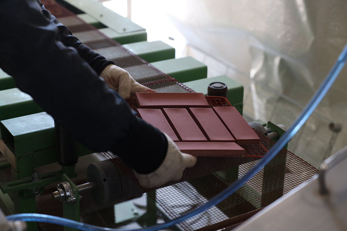 廃グラスウールの未来は、建築タイル「Uool」へと繋がっている