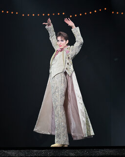 Ⓒ宝塚歌劇　※写真は公演内容とは異なります。