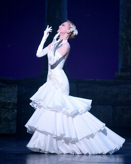 Ⓒ宝塚歌劇　※写真は公演内容とは異なります。