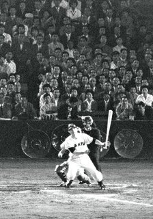 《第2章》天覧試合の阪神戦でサヨナラ本塁打を放つ　1959年6月25日　読売新聞社
