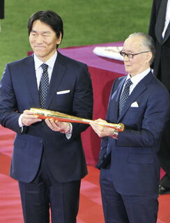 《第6章》松井秀喜とともに国民栄誉賞を受賞し金のバットを贈られる　2013年5月5日　読売新聞社