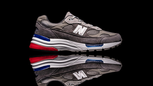 ニューバランス復刻モデル「992」に新色が登場！最旬なソールの赤青 