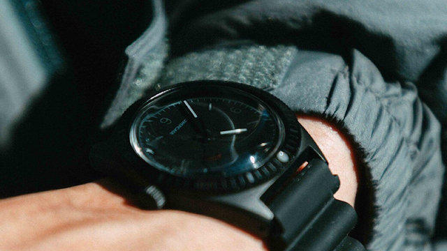 ミリタリーウォッチを再解釈。オールブラックで統一した、ハイセンスな