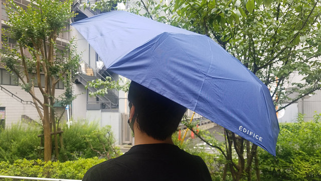 日傘デビューは雑誌付録で！エディフィスの晴雨兼用折りたたみ傘を開い