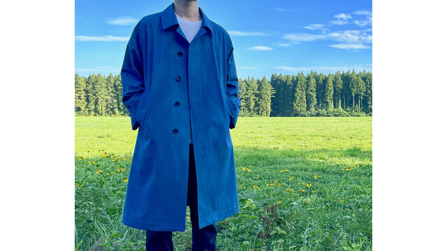 洗練されたシルエットと鮮やかな発色。天然素材のみを使って染められた