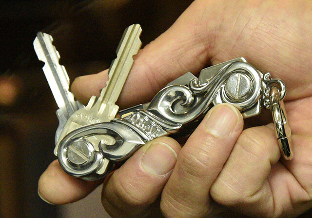 この無骨さがイイ！鍵束のほか、ドライバーやUSBメモリも収納する多