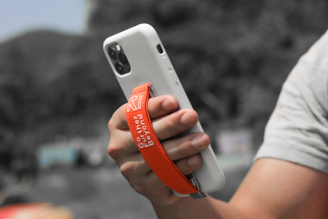もうスマホを落とさない なんだかオシャレな スマホバンド D Strap Maduro Online マデュロオンライン