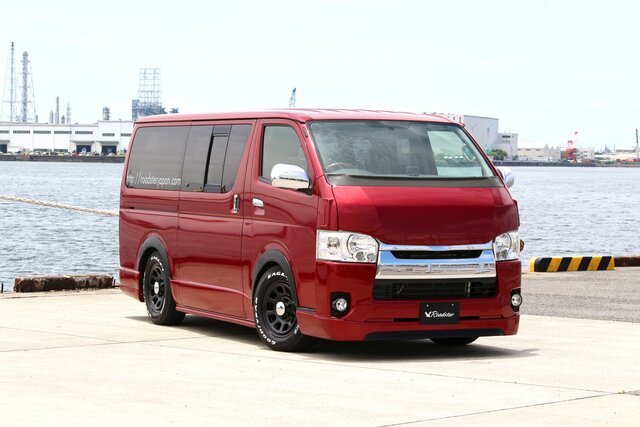 ハイエース 車検okのカスタム 走り心地はそのままに ワイド出幅でドレスアップ Maduro Online マデュロオンライン