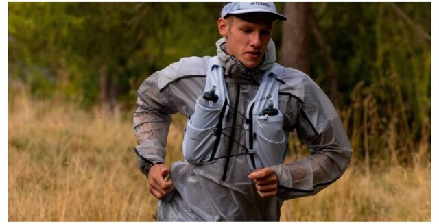 暑い日に】通気性良い「ランニングベスト」で給水からスマホまで身に