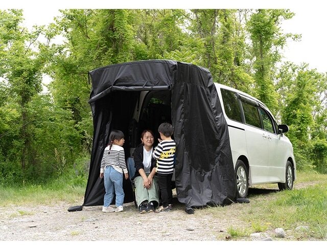 車中泊】トランクドアに5分で設置！プライベート空間を確保できる大窓
