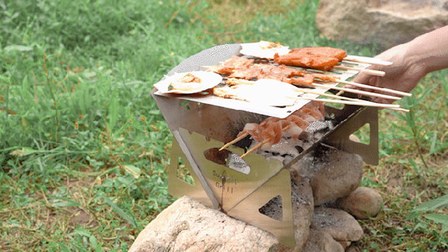 キャンプ】バーベキューグリルが薄さ1ミリに！網焼き、串焼き、直焼き