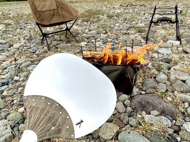 アルミ製「うちわ」は焚き火で燃えない！金属加工のプロが作ったメタル
