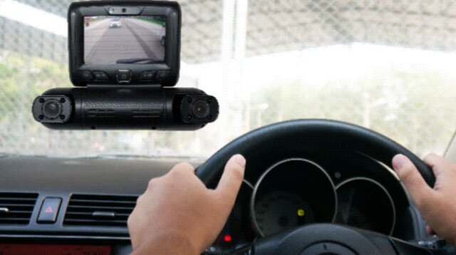 カー用品】モニター付き本体に4カメラを搭載！360°全方位録画できる