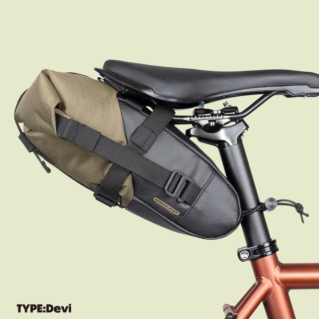 自転車】ロール式で拡張＆伸縮が自在！最大容量3.5Lの防水サドル