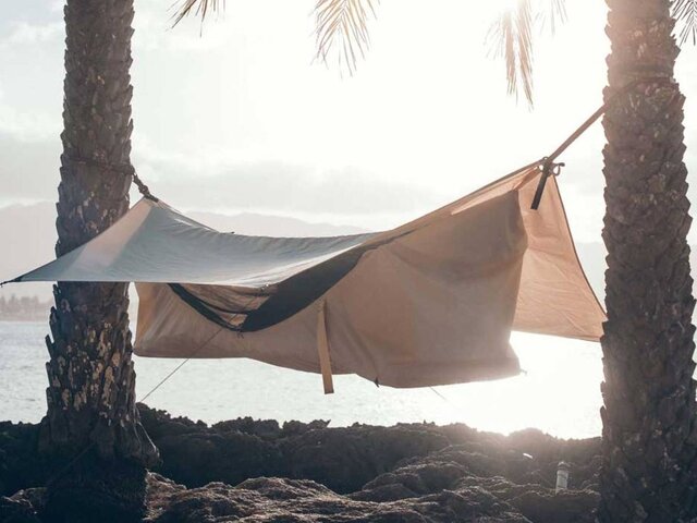春キャンプ】空と陸の両方で使える！揺られながら眠れるハンモック