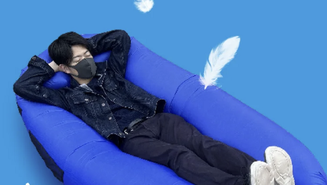 キャンプ】67倍サイズまで膨らむ！雲に浮いているようなエアーソファが